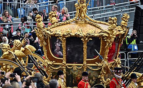 Zlatý koár s hologramem královny Albty II. (Londýn, 5. ervna 2022)