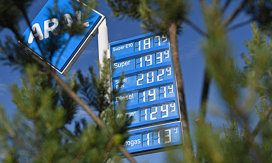 Ceny pohonných hmot na jedné z erpacích stanic v Mnichov. (1. ervna 2022)