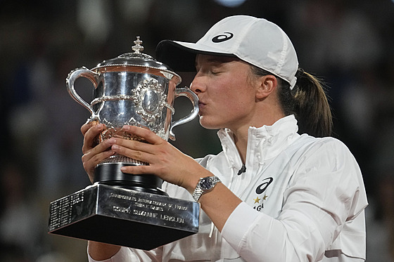 Igá wiateková s trofejí pro vítzku Roland Garros.