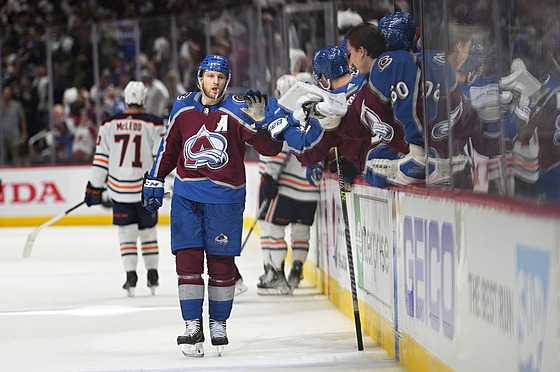 Nathan MacKinnon v 56. minut finále Západní konference NHL navýil vedení...