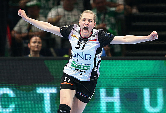Jana Knedlíková slaví gól do sít Györu v zápase Final Four Ligy mistry.