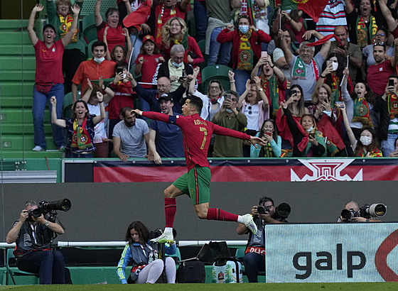 Cristiano Ronaldo (7) slaví gól výcarsku v Lize národ.