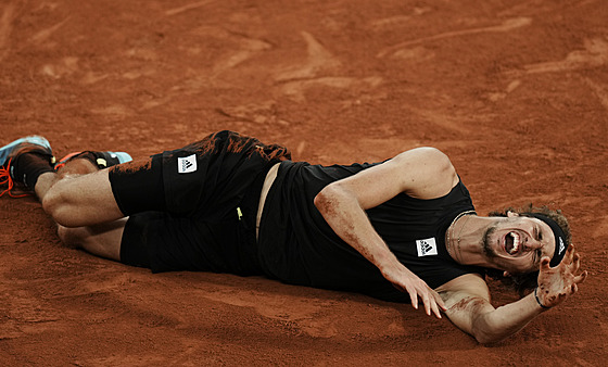 Nmec Alexander Zverev v semifinále Roland Garros upadl a bolestiv si zranil...