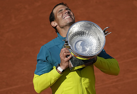 panl Rafael Nadal pózuje s trofejí pro ampiona Roland Garros.