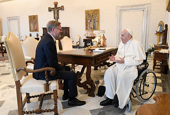 Premiéra Petra Fialu pijal ve Vatikánu pape Frantiek. (9. ervna 2022)