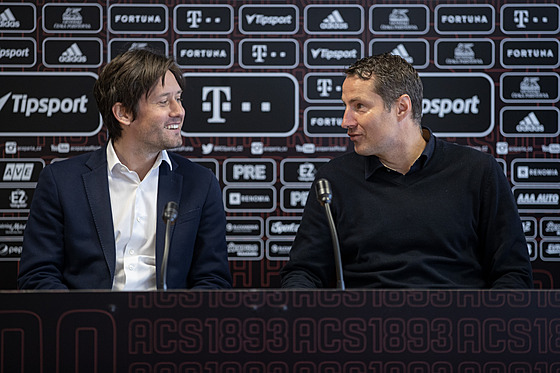 Sportovní editel Sparty Tomá Rosický (vlevo) a nový kou Brian Priske na...