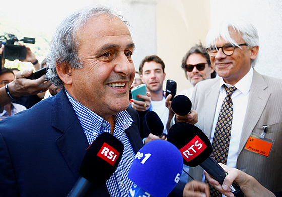 Michel Platini odpovídá na dotazy noviná po soudu ve výcarské Bellinzon.