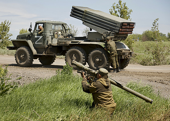 Písluníci armády separatistické Doncké lidové republiky útoí na ukrajinské...