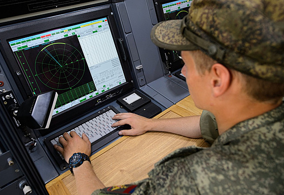 Ruský voják testuje systém elektronické války Krasucha -4. (18. srpna 2018)