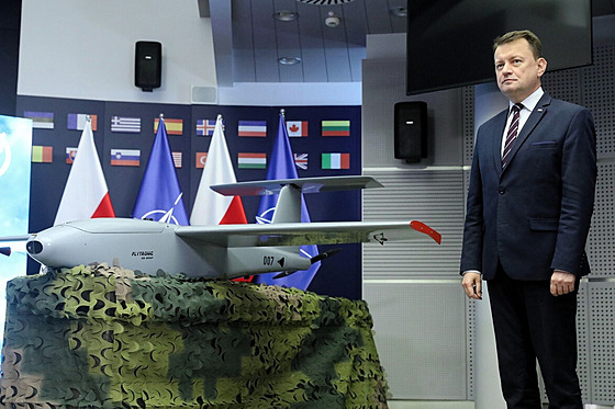Polský ministr obrany Mariusz Blaszczak pedstavuje dron polské výroby, který...