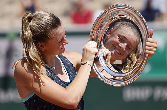 Lucie Havlíková si prohlíí trofej pro vítzku Roland Garros.