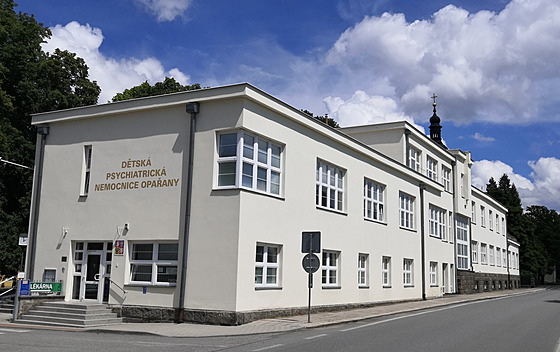 Dětská psychiatrická nemocnice se nachází v Opařanech na Táborsku.