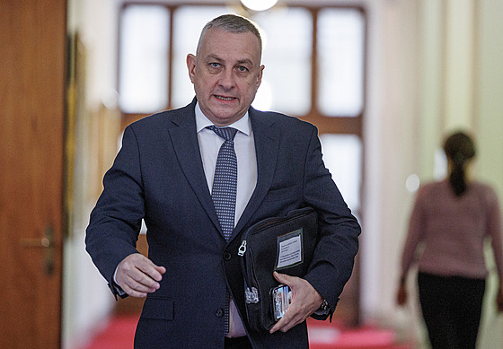 Ministr průmyslu Jozef Síkela přichází na jednání vlády. (13. dubna 2022)
