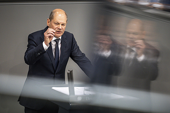 Německý kancléř Olaf Scholz mluví v parlamentu. (1. června 2022)