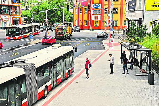 Od vlaku k autobusu je to v Libni o nco blí.