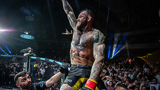 Německý MMA zápasník Christian Eckerlin slaví vítězství doma ve Frankfurtu.