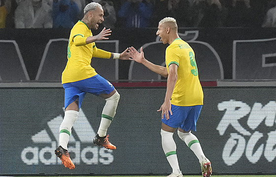 Brazilský fotbalista Neymar se raduje se spoluhráem Richarlisonem z gólu v...