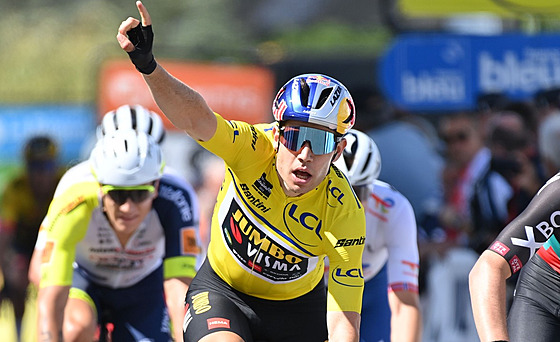 Belgický cyklista Wout Van Aert projídí vítzn cílem 5. etapy závodu...