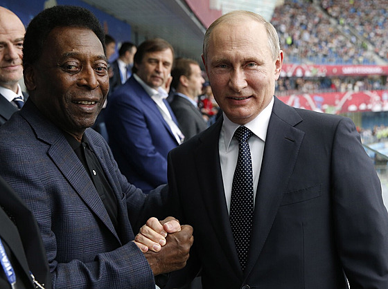 Brazilský fotbalista Pelé (vlevo) a ruský prezident Vladimir Putin v roce 2017