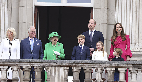 Vévodkyn Camilla, princ Charles, královna Albta II., princ George, princ...