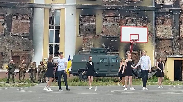 VIDEO: Jiné poslední zvonění. Absolventi z Charkova tančili v troskách školy