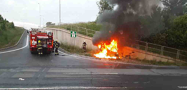 Řidič při sjíždění z dálnice na Olomoucku naboural do zídky, v autě uhořel