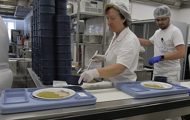 V kuchyni novoměstské nemocnice se denně vaří kolem sedmiset obědů –zhruba...