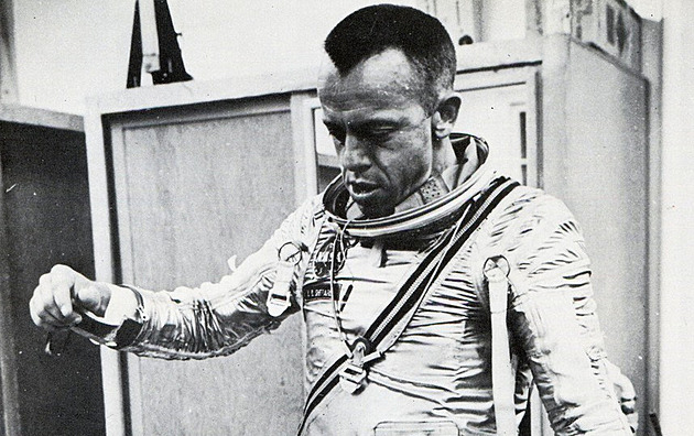 Sheparda předběhl Gagarin. Americký astronaut se narodil před 100 lety