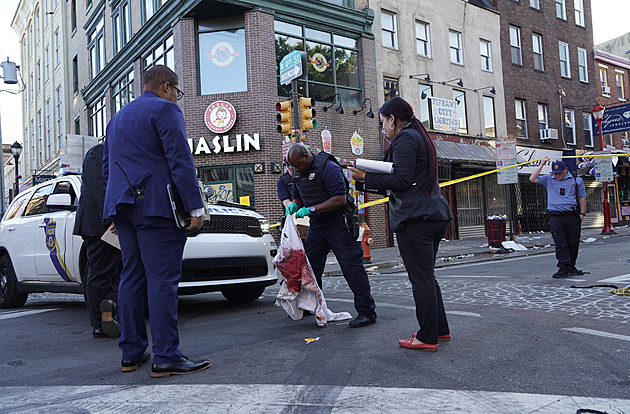 Po střelbě v centru Filadelfie jsou tři mrtví, policie útočníky zatím nemá