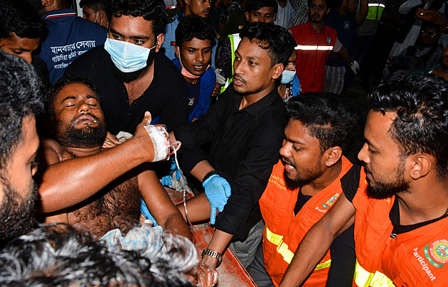 Požár kontejnerů v bangladéšském překladišti zabil přes dvě desítky lidí