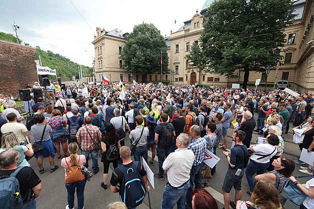 Zemědělci protestovali u Úřadu vlády, při průchodu Prahou brzdili dopravu