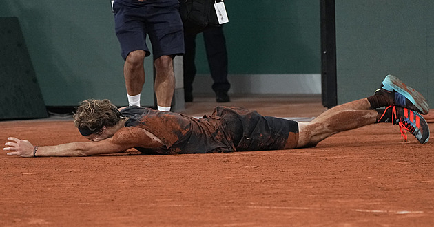 Zverev si v semifinále Roland Garros zřejmě potrhal vazy v noze