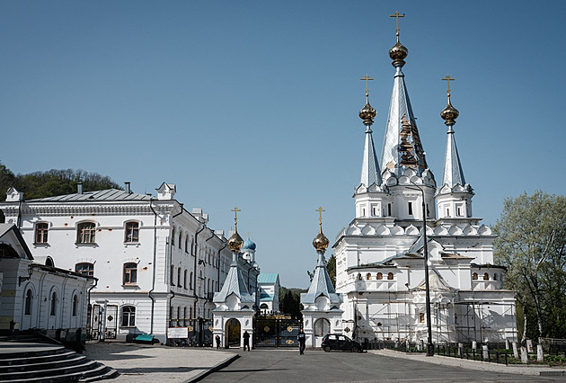 Rakety zabíjejí mnichy pravoslavného kláštera, ti přesto zůstávají věrní Rusku