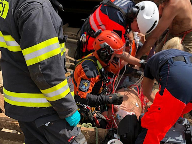 Dělník se zranil při práci na střeše, snesli jej v podvěsu pod vrtulníkem