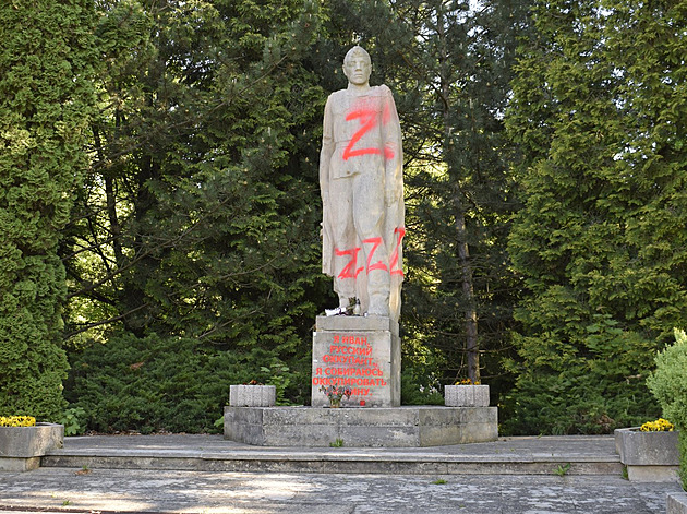 Neznámý vandal sochu sovětského vojáka v Jaroměři posprejoval v noci z 18. na...