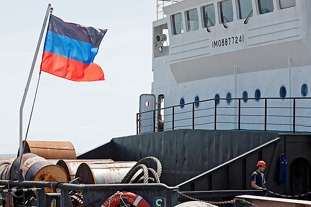 Mariupolem se šíří pach smrti. Rusové konfiskují lodě a šíří propagandu