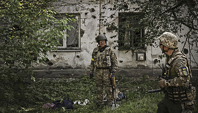 Ukrajina v „boxu o Donbas“ ztrácí. Chybí munice, nezkušení boří morálku