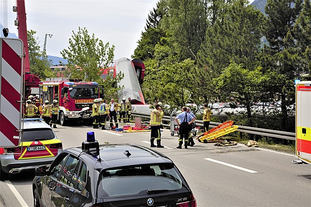 Na jihu Bavorska vykolejil vlak, převrátil se na bok. Na místě jsou čtyři mrtví