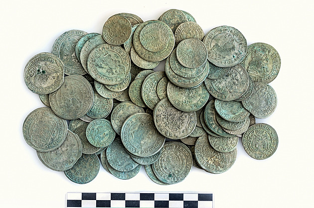 Historické mince nalezené nedaleko Být na Pardubicku.