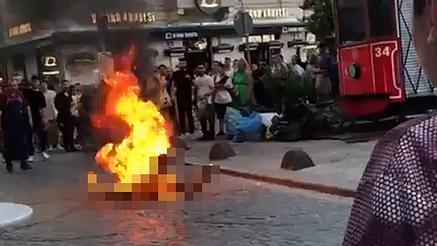 Muž v Istanbulu se zapálil na ulici. Kolemjdoucí si mysleli, že jde o show