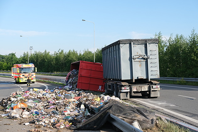 V Ostravě se převrátil kamion s odpadky, brzdil dopravu na sjezdu z D1