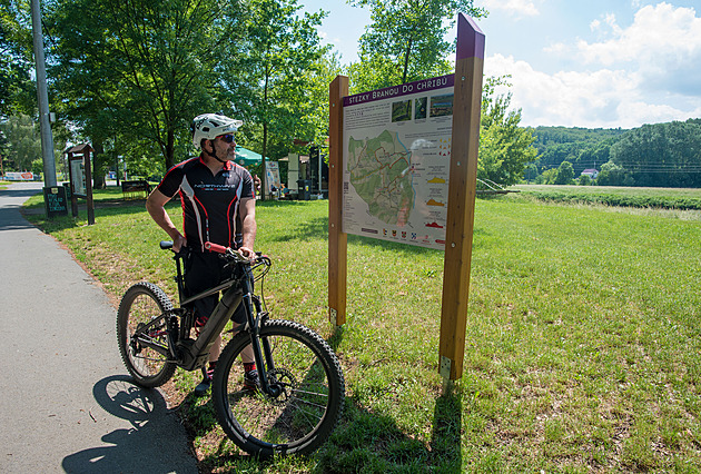Lavičky, dřevěný orloj, nová rozhledna. Kraj láká k podzimním výletům