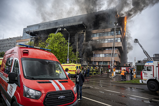 V Moskvě hořel obchodní dům, do záchrany uvězněných se zapojily stovky lidí