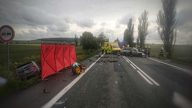 Vjel do protisměru a odmrštil protijedoucí auto do příkopu. Ten druhý zemřel