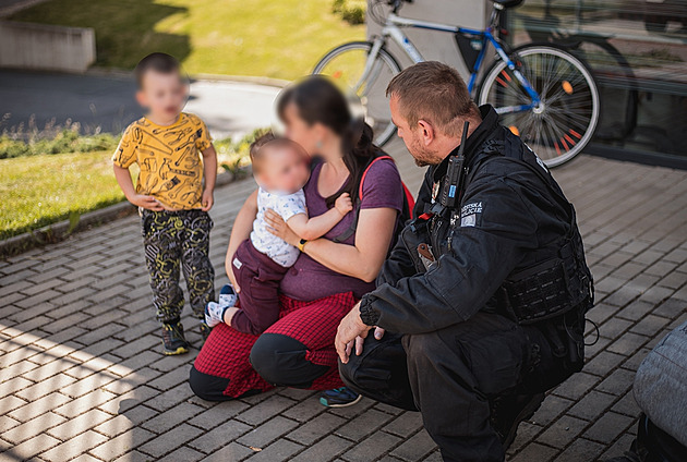 Tříletý hoch se zamkl s mladším sourozencem v autě, zámečník otevřel zdarma