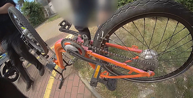 Muž přetřel sdílené kolo na oranžovo. Strážníkovi tvrdil, že ho našel