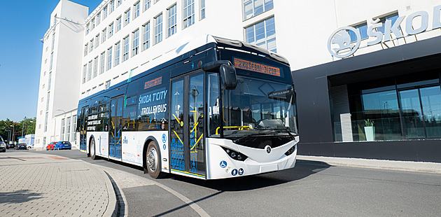 Škodovka testuje v Plzni nový trolejbus, cestující sveze o prázdninách