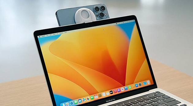 Apple připlácl mobil k notebooku, aby ukázal člověka i jeho stůl