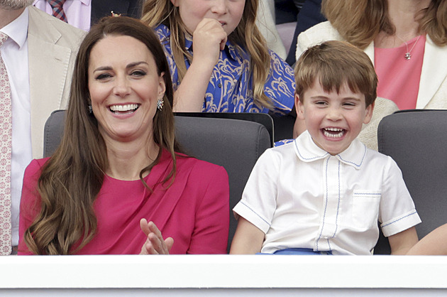 Princezna Kate ukázala fotku z dětství. Vypadá úplně jako princ Louis