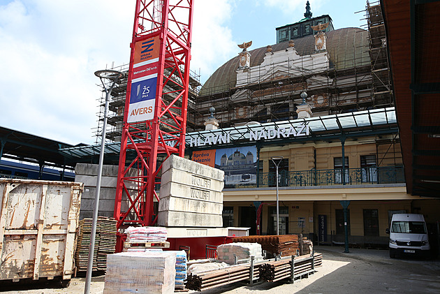 Oprava plzeňského nádraží je ve třetině, kupole se vrátila na své místo